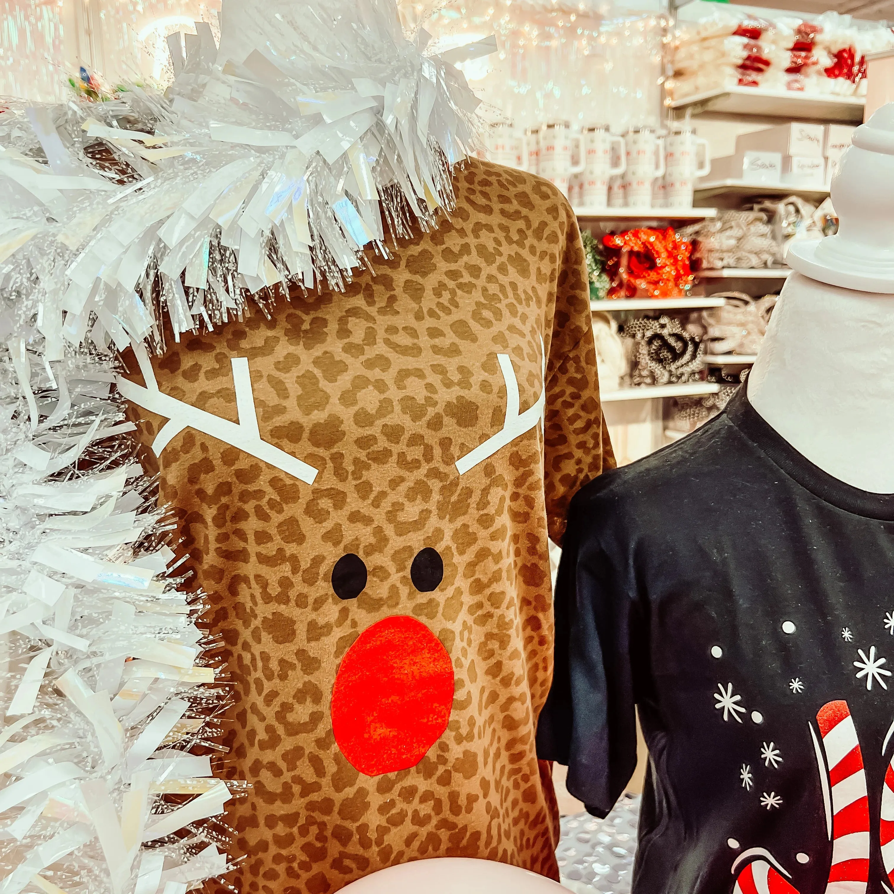 LEOPARD REINDEER GLITTER NOSE T-SHIRT